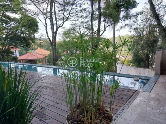 -Panamby - 433m² de área construída num terreno de 323m - 04 amplas suítes - sendo a principal c...