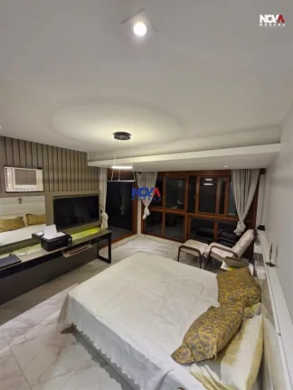 Imagem Conheça esta deslumbrante casa triplex, com 280m de área privativa, localizada no condomínio no R...