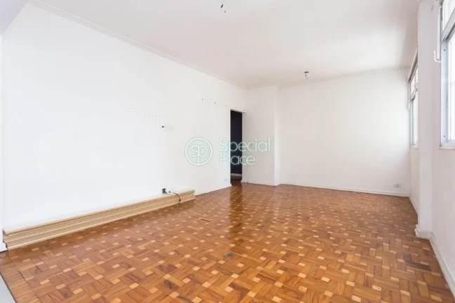 Imagem Apartamento de Três dormitórios, sendo três suítes, reformado, hall, lavabo, sala de estar e jan...
