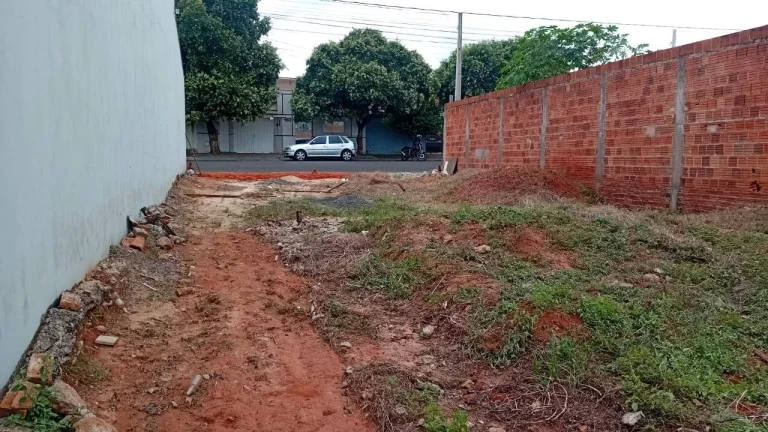 Imagem VENDE-SE ÓTIMO TERRENO PLAINO, MURADO DE 02 LADOS