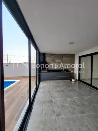 Imagem Casa moderna e sofisticada com três suítes, sendo uma delas master com closet espaçoso. As outras...