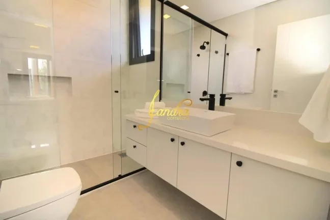 Imagem Belíssima Sobrado no Condomínio Enseada! Estilo Contemporâneo, composto por 05 suítes com sacada