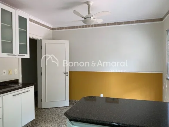 Imagem Lindo e aconchegante sobrado! No piso principal conta com um hall de entrada, uma das suítes na par...