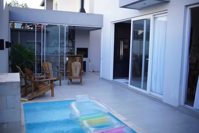 Imagem Casa finamente mobiliada e equipada de 3 andares com elevador em localização privilegiada em Itajaí