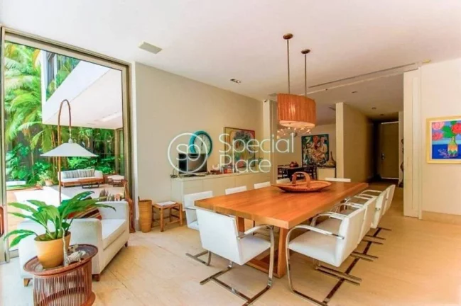 Imagem CASA ESPETACULAR, projetada por Mônica Drucker. Residência localizada em um verdadeiro refúgio no...