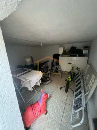 Imagem Sobrado com corredor lateral, 3 dormitÃ³rios, sendo 1 suÃ­te, pisos em madeira, sacada, rico em armÃ...