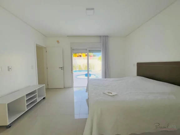 Imagem Apresentamos uma magnífica casa ampla e semi-nova localizada em Jurerê Internacional, um dos desti...