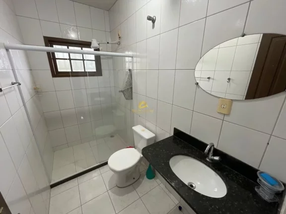 Imagem Encantadora casa duplex em Meaípe, Guarapari, ES! 4 quartos, sendo 1 suíte, 2 vagas de garagem. Lo...