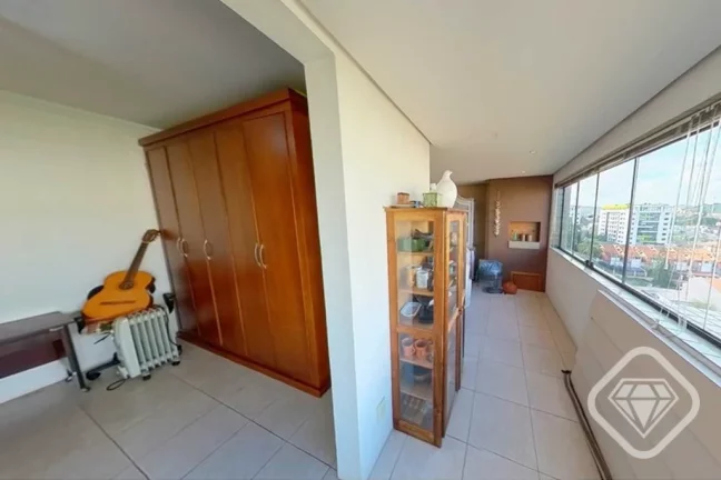 Imagem Apartamento espaçoso e bem localizado na Armando Barbedo para viver com conforto na Tristeza.

Trê...