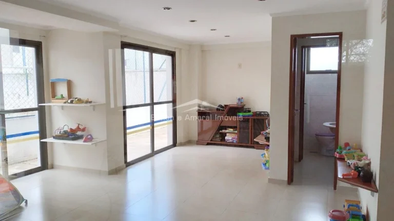 Imagem Apartamento com três quartos, incluindo uma suíte com elegantes armários embutidos. Uma ampla sal...