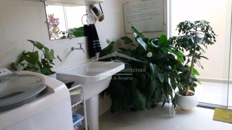Imagem Casa espaçosa com 4 quartos, 1 suíte, 4 banheiros e diversas comodidades

Esta casa ampla oferece ...