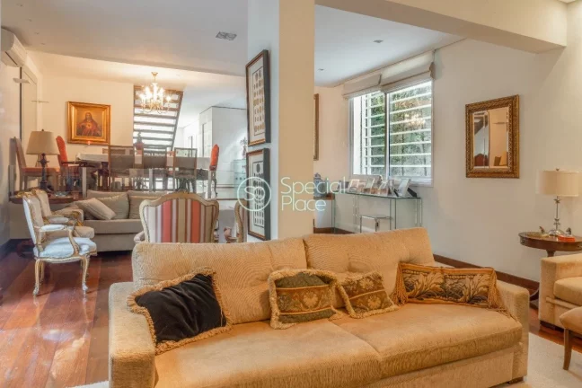 Imagem Essa casa possui cinco dormitórios, sendo quatro suítes, hall, lavabo, sala de jantar, sala de TV ...