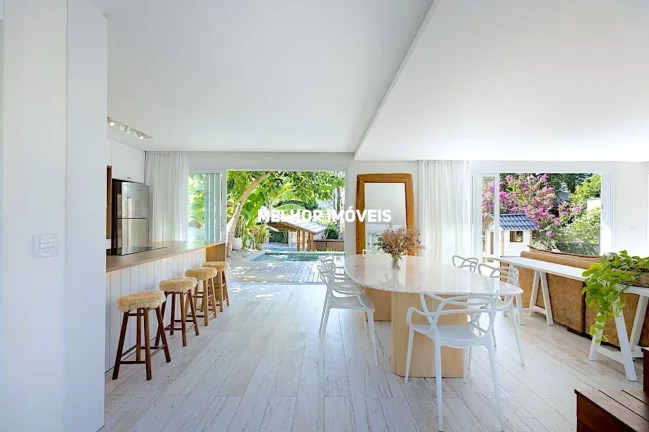 Imagem Casa espaçosa á venda com 03 dormitórios sendo 02 suítes localizada na Praia de Taquaras/SC
