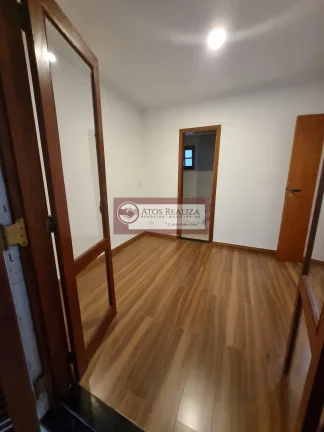 Imagem Oportunidade Exclusiva no Campo Grande a Venda. Vendo Sobrado em Condomínio fechado na Sabará região de campo grande, São 3 Dormitórios, sendo 1 Suíte, todos com Armários, cozinha planejada, 2 vagas fixas subterrâneas, Churrasqueira e Quintal. Valor de Su