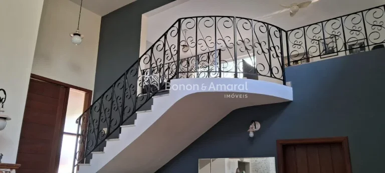 Imagem Essa belíssima residência une o estilo rústico ao moderno em perfeita harmonia, cercada pela natu...