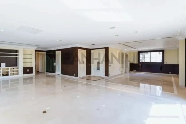 Imagem Com uma área privativa de 315m2, este apartamento luxuoso conta com um espaçoso living para três ambientes, sala de jantar e sala de almoço, além de u