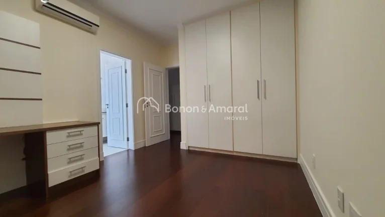 Imagem Venha desvendar os encantos deste esplêndido sobrado, localizado no prestigiado bairro Gramado, ond...