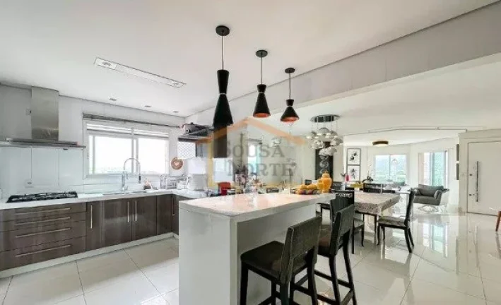 Imagem Apartamento espaçoso com 200m², composto por 3 dormitórios, sendo 3 suítes, com ambientes reform...