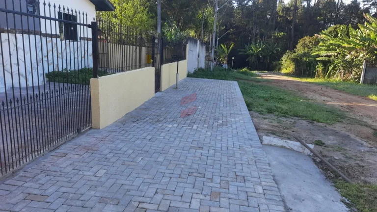 Imagem VENDO UMA BELÍSSIMA CASA EM PIRAQUARA
BAIRRO : JARDIM SANTA HELENATerreno com 560 metros quadrados sendo 14x40, área construída 144m2
A casa disponibiliza de: 
- 3 suites e mais 1 banheiro social
- Banheiros com box e revestimento de porcelanato
- Sala de