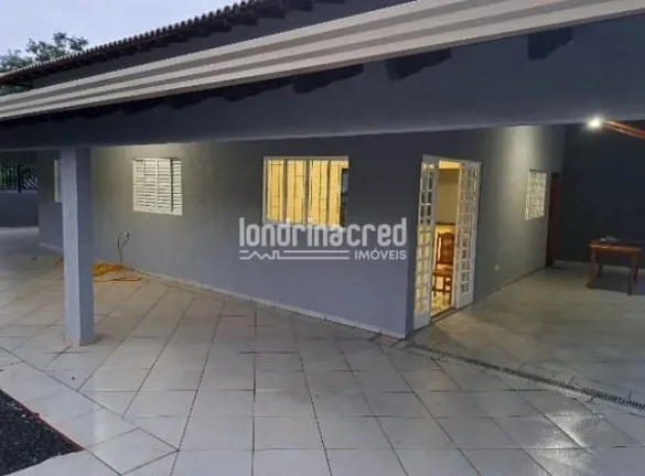 Imagem Casa de Esquina no Conjunto Alexandre Urbanas, Zona Leste de Londrina: 3 quartos, suíte, garagem para 2 carros e excelente localização próxima a comércios!