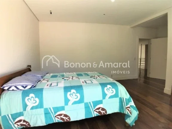 Imagem Linda e espaçosa casa de condomínio com área de 704 m². O imóvel possui living com pé direito ...