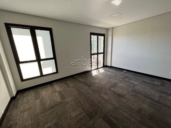 Imagem Sala comercial com 37M², piso elevado,1 banheiro, mini copa, varanda, fechadura eletrônica e 1 vag...