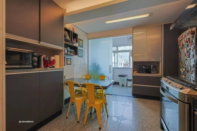 Imagem Localizado no bairro Cidade Nova, este apartamento oferece uma área de 240 metros quadrados, propor...