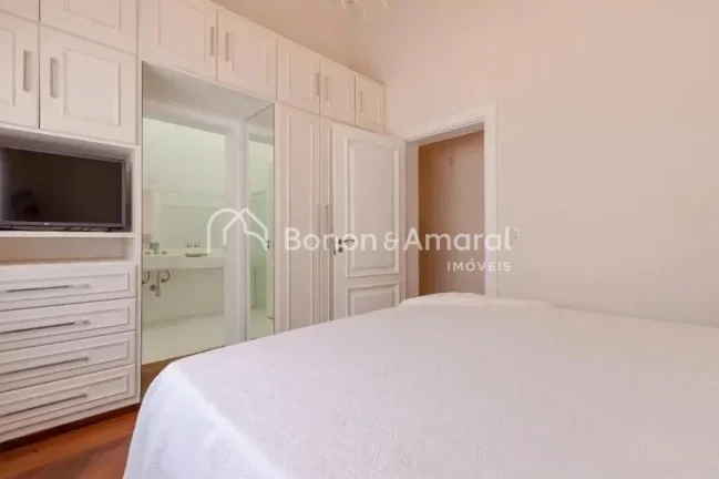 Imagem Exuberante casa no Alphaville Campinas, planejada e decorada em estilo Luiz XV com muita elegância....
