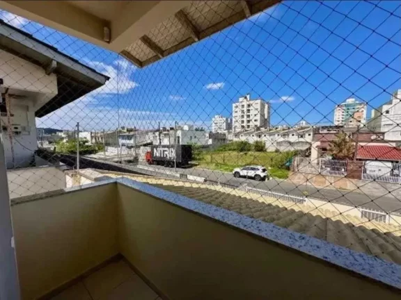 Imagem Sobrado alto padrão com 3 dormitórios e 3 vagas de garagem, com amplo jardim - Camboriú/SC