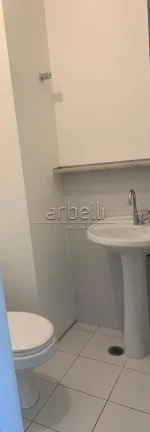 Imagem Sala com 33 M² com ar-condicionado, 1 banheiro, janelas amplas, sacada com vista panorâmica, piso ...