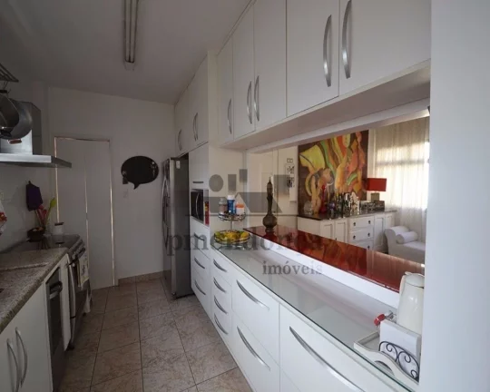 Imagem Lindo apartamento amplo arejado, decorado com muito bom gosto, todo reformado, com living para 02 am...