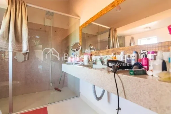 Imagem Linda e espaçosa casa com área construída de 600 m² em um terreno de 1.056 m². A residência, m...