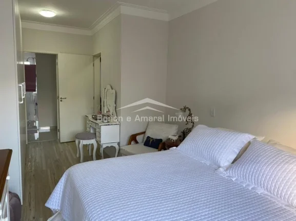 Imagem São 3 dormitórios sendo uma suíte, todos os quartos com ar condicionado.
3 banheiros, 2 salas, 2 ...