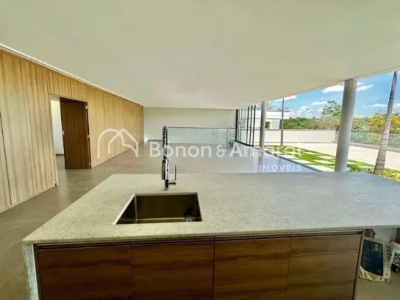 Imagem Maravilhosa casa em condomínio fechado, moderna, integrada, ampla e com vista para a reserva Alphav...
