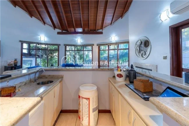 Imagem Esta charmosa residência, situada em um condomínio fechado em Valinhos/SP, oferece 1.000 m² de te...