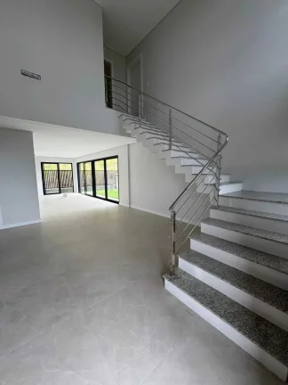 Imagem Casa com 3 dormitórios sendo 3 suítes e 2 vagas de garagem em Joinville/SC