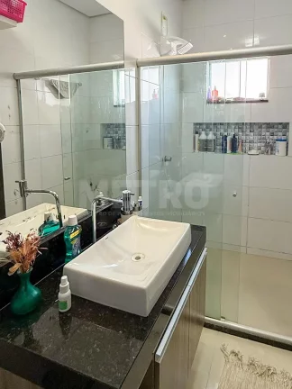 Imagem Casa à venda em condomínio, 3 suítes, Área gourmet ampla, piscina, Petrolina-PE