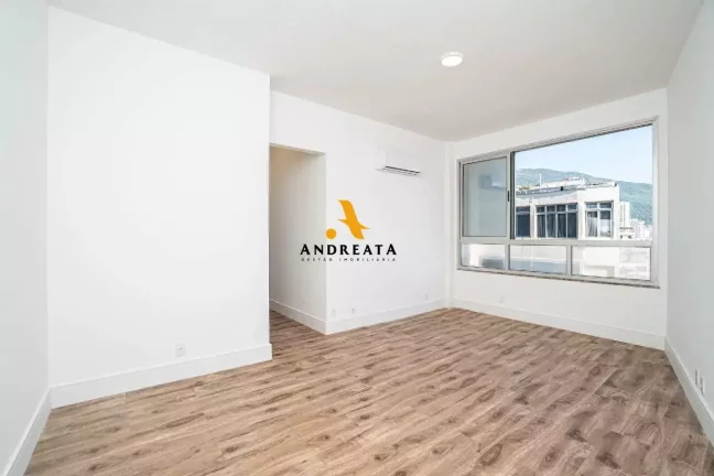 Imagem Apartamento espaçoso com 130m²; 4 quartos, sendo 1 suíte; 2 banheiros, 1 lavabo e um banheiro de serviço.