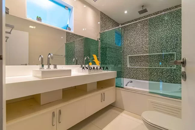 Imagem Apresentamos este triplex de 595m² no Humaitá
