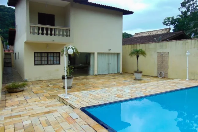 Imagem Praia do Guaiúba - Casa com 04 dormitórios - Piscina e churrasqueira - Vaga para 06 automóveis.
