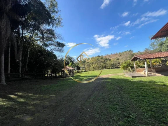 Imagem Chácara em Jacareí, 3 Casas (Sendo 10 Dormitórios), 108.900m².