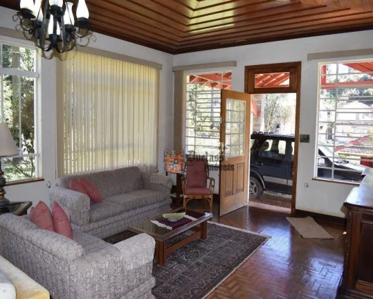 Imagem Casa com 3 dormitórios à venda, 270 m² por R$ 1.200.000 - Vila Abernéssia - Campos do Jordão/SP