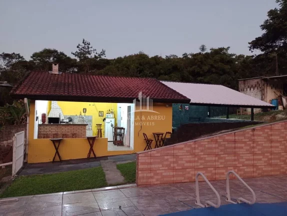 Imagem Chácara com 4 Quartos, 2 Banheiros, Área para Churrasco Grande, Piscina, Lago com Peixes, Estacionamento para 25 carros, Córrego nos fundos, espaço para fazer campo, no Rio Grande da Serra-SP