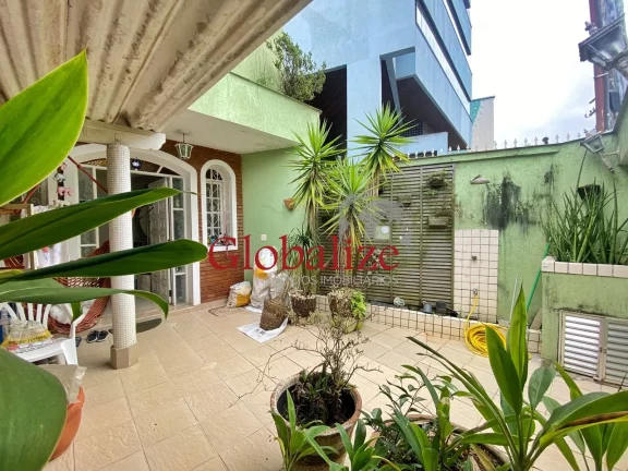 Imagem Sobrado com quintal, 3 dormitórios e garagem coberta à venda no bairro da Ponta da Praia em Santos R$ 1.065.000,00