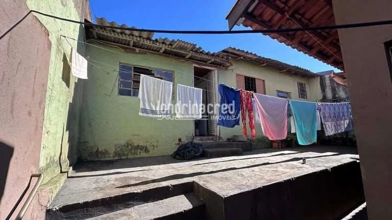 Imagem Casa à Venda no Jardim Carlota em Londrina com 247m² de Área Útil, 3 Quartos sendo 1 Suíte, Edícula Completa e 2 Vagas de Garagem