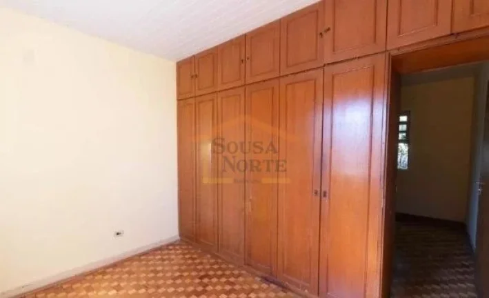 Imagem Sobrado espaçosa com 298m², 3 dormitórios, 2 banheiros e 3 vagas de garagem. Quintal na frente e ...