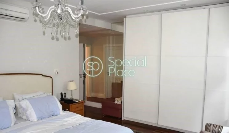 Imagem Excelente apartamento com 250m², reformado, espaços generosos, com terraço e excelente localizaç...