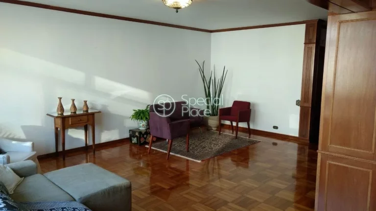 Imagem Apartamento super espaçoso, com 270m2, 4 dormitórios ( 1 suíte ) e 2 vagas na garagem. Amplo livi...