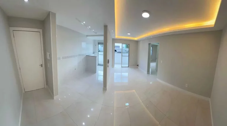 Imagem Apartamento reformado com 2 dormitórios e 1 vaga em condomínio - Camboriú/SC
