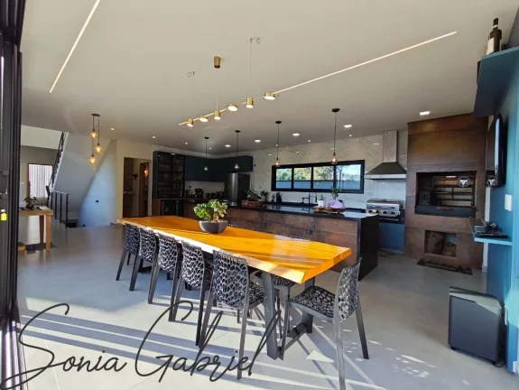 Imagem Venda de Casa em Condomínio de Alto Padrão em Vinhedo-SP - 3 Quartos, 3 Suítes, 2 Salas, 4 Banheiros, 6 Vagas, 272m². Imagem Venda de Casa em Condomínio de Alto Padrão em Vinhedo-SP - 3 Quartos, 3 Suítes, 2 Salas, 4 Banheiros, 6 Vagas, 272m².